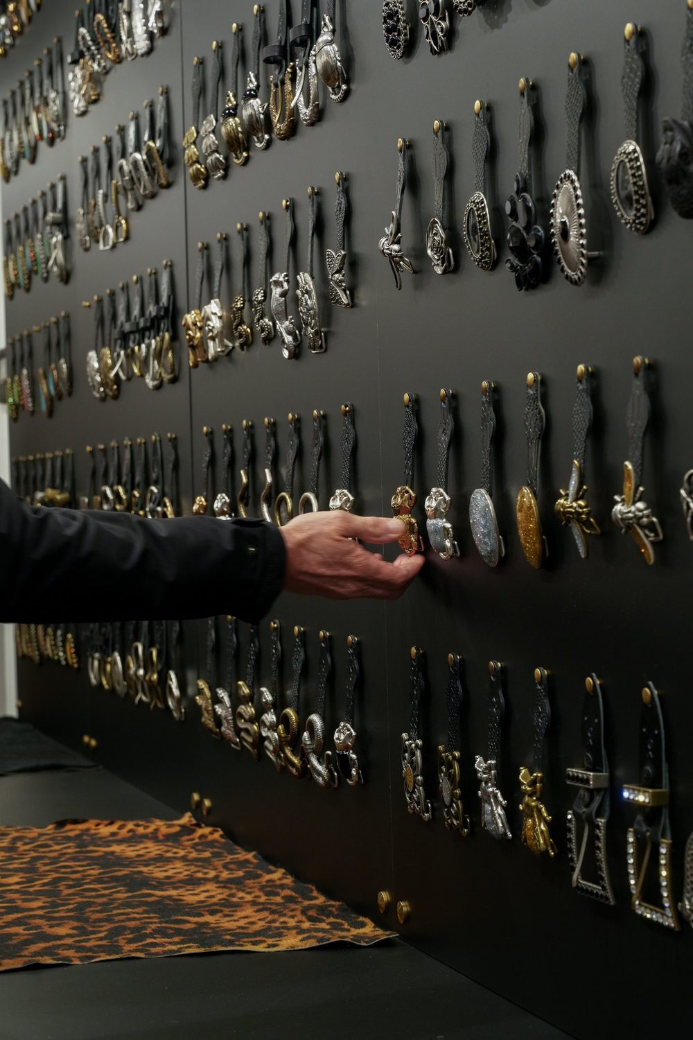 Le mur des boucles bijoux Yolète, à l'atelier