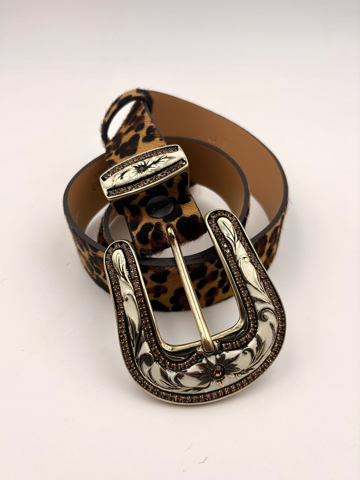 Boucle Yolète N255 sur une ceinture en cuir léopard